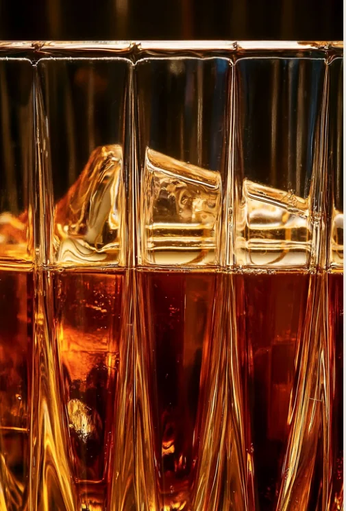Referencia conceptual: licor en cristal tallado