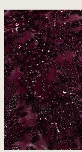 Textil bordado en tono tinto